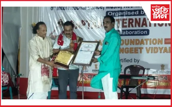 ঢকুৱাখনাৰ জ্যেষ্ঠ চিকিৎসা বিষয়ালৈ চেনিৰাম মুক্তিয়াৰ বৰবায়ন বঁটা...